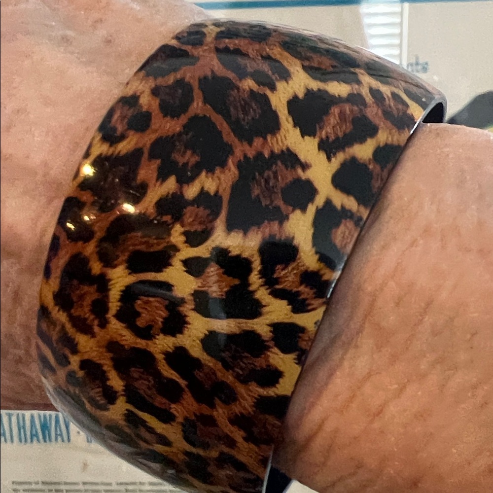 Wild Style Leopard Print Ladies Bracelet BakeLite Type